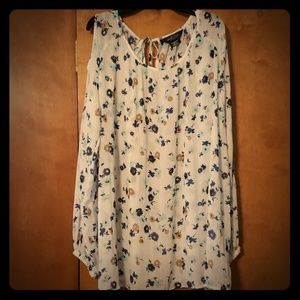 Blouse with pretty details